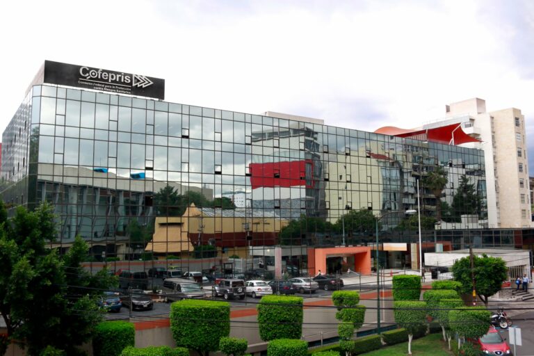 Investigación de la DEA revela presunta red de corrupción en la Cofepris