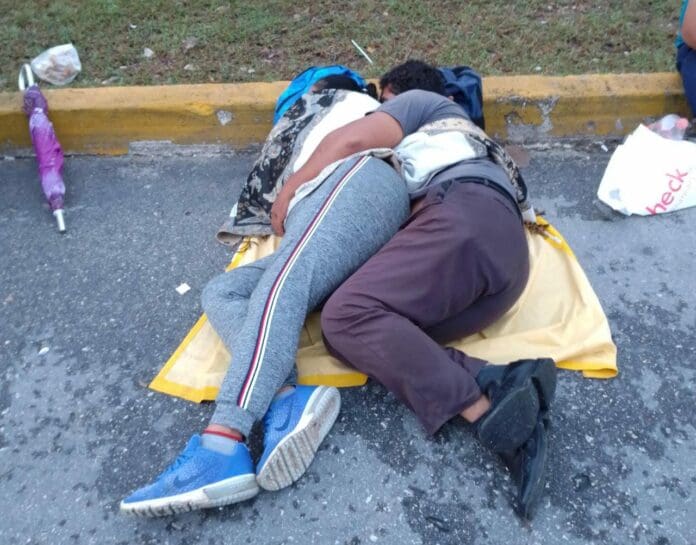 Hay quienes han esperado más de un día afuera del Hospital General de Cancún para poderr recibir su vacuna contra el coronavirus