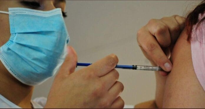 Luego que un juez decretara como obligatoria la vacunación de menores en nuestro país, gobierno pide una prórroga para llevarla a cabo