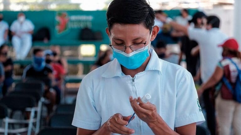 Esta semana serán vacunados contra la COVID-19 algunos menores de edad en Quintana Roo