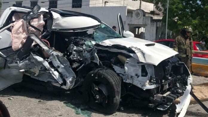 Fuerte accidente vehicular en avenida Colosio de Cancún deja varios lesionados