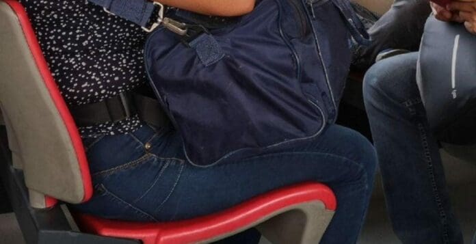 Abusan de una mujer a bordo de un tren; lo peor es que aunque estaba lleno de pasajeros nadie hizo nada por ayudarla.