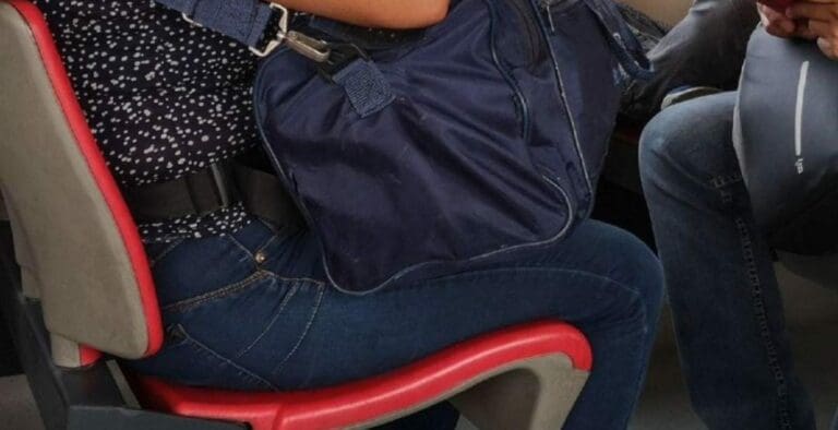 Abusan de una mujer a bordo de un tren; lo peor es que aunque estaba lleno de pasajeros nadie hizo nada por ayudarla.