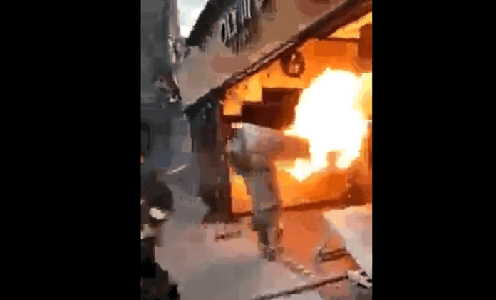 VIDEO: Bombero de CDMX carga tanque de gas en llamas para evitar explosión