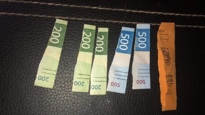 Le gana la emoción: trabajador municipal abre sobre con quincena y rompe su dinero