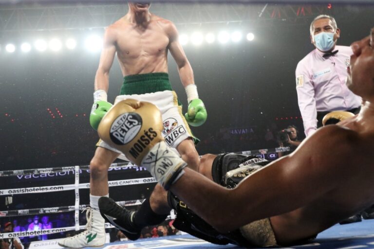 Tras pelea de anoche en Cancún, ex campeón del mundo Moisés Fuentes sigue en estado grave