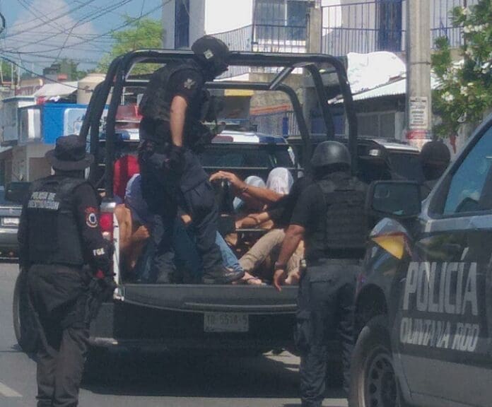 Detienen a 11 personas durante cateo en Playa del Carmen