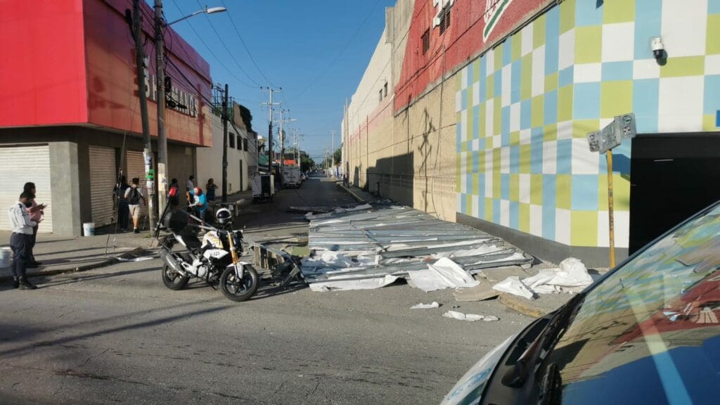¡ZAZ! Cae anuncio espectacular en la zona de 'El Crucero' de Cancún  1