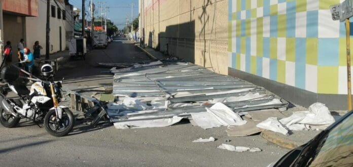 ¡ZAZ! Cae anuncio espectacular en la zona de 'El Crucero' de Cancún