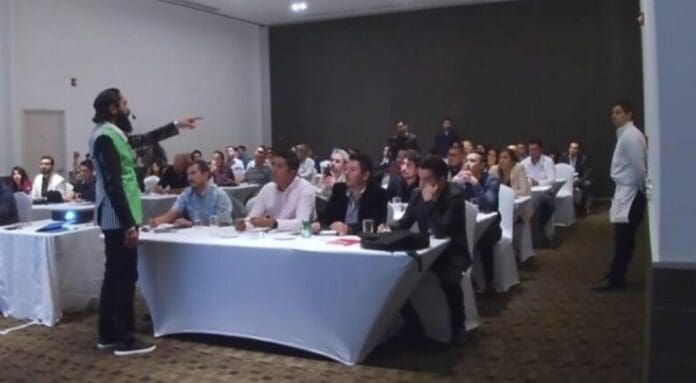 Luego que se viralizara el video donde Carlos Muñoz insulto a un mesero, ahora tenemos la respuesta del joven al que humilló. Imperdible