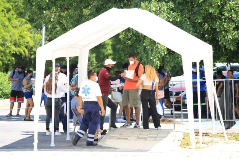 Anuncian fechas de vacunación para rezagados en Solidaridad