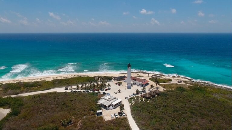 El escritor y compositor Pedro Perera, le ha hecho una canción a Cozumel, musa a la que dedica versos hechos canción en "Su majestad Cozumel".