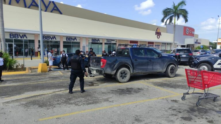 Capturan a dos sujetos armados tras robar 200 mil pesos en Playa del Carmen