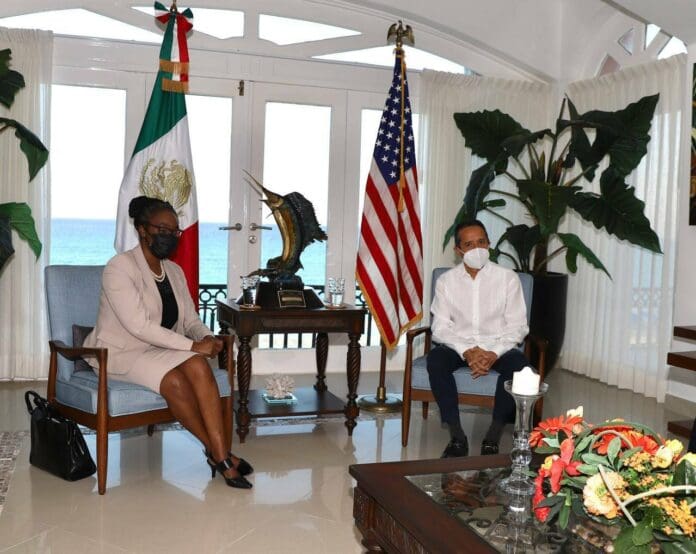 El gobernador Carlos Joaquín se reunió con la cónsul general de los Estados Unidos Dorothy Ngutter