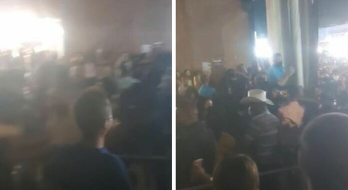Mediante redes sociales circulan varios videos en los que se aprecia el momento en el que casi se arma una tragedia durante un concierto por una pelea entre los asistentes al evento.