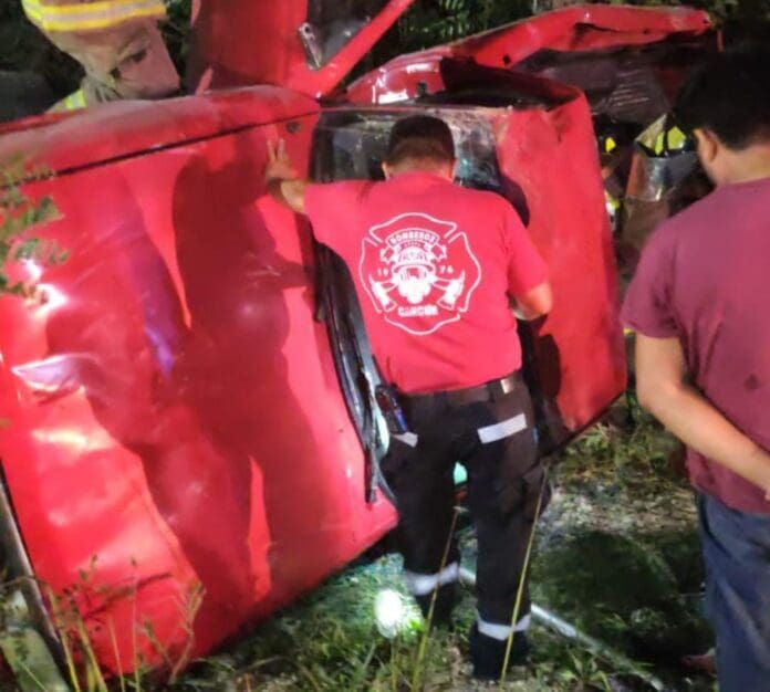 El conductor de una camioneta sufrió una volcadura mientras iba sobre el arco vial de Cancún; sus lesiones no fueron graves