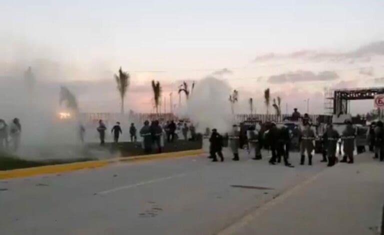 Policías estatales llegaron para agredir a los trabajadores de Dos Bocas en paro; lanzaron gases y se reporta un fallecido