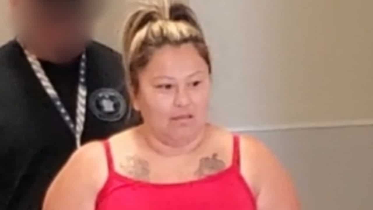 Mujer recibe 100 millones de pesos por la muerte de un hijo, compró armas para su otro hijo