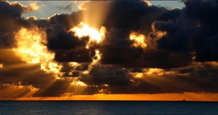 Una gran nube de ceniza provocada por el volcán de La Palma ha impedido ver el amanecer en todo su esplendor en dicha zona