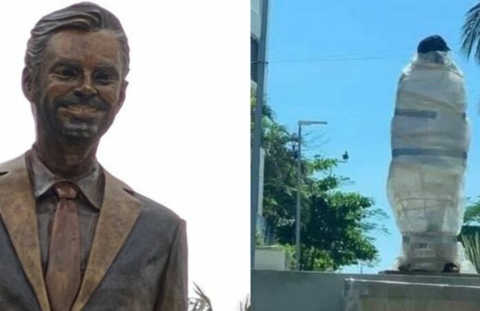 Vandalizan estatua de Eugenio Derbez en Acapulco con cinta y bolsas de plástico