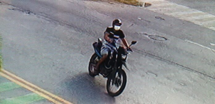 Sujeto que presuntamente roba autopartes en Cozumel, es captado en video