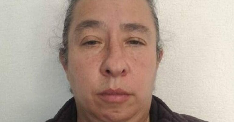 Esta mujer permitió que un sujeto abusara de su hija menor de edad, todo a cambio de recibir un teléfono celular; ¡Indignante!