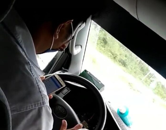 VIDEO: Chofer de van Playa-Carrillo maneja, habla por celular y escribe mensajes al mismo tiempo