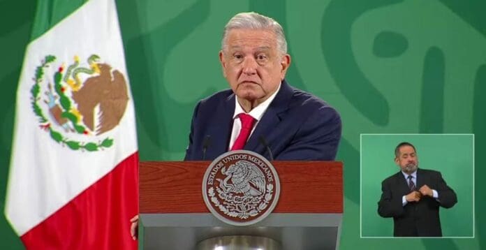 Para AMLO es legal pero inmoral que el ex director de Pemex se pasee como si nada cuando está acusado de corrupción. Eso opinó.