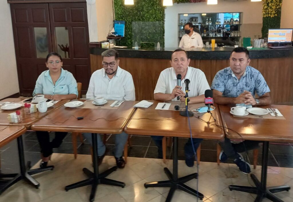 Nivardo Mena alza la mano; dice que le gustaría ser candidato del PAN a la gubernatura y que cuenrta con el apoyo de la gente