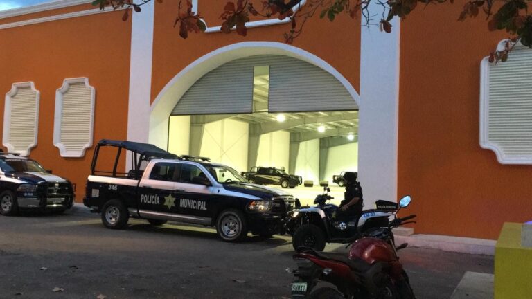 Muere mujer tras caer del balcón de un edificio a lado del Palacio de Gobierno en Mérida