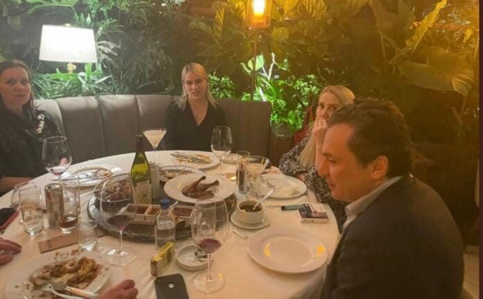 Emilio Lozoya fue captado comiendo en un exclusivo restaurante de la Ciudad de México; las imágenes se viralizaron rápidamente