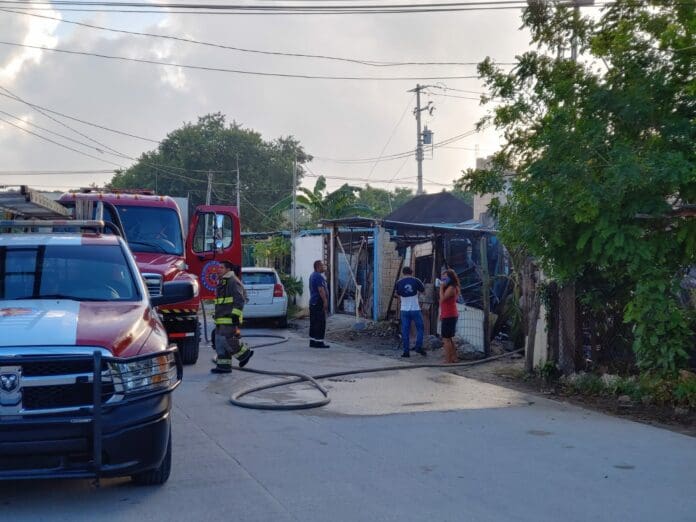 Arden dos palapas en la Supermanzana 234 de Cancún