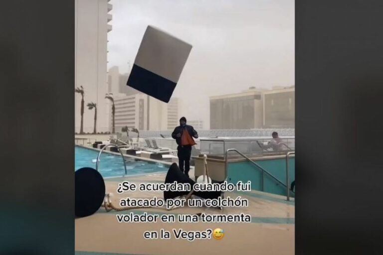 Un joven es golpeado por un colchón volador durante una tormenta