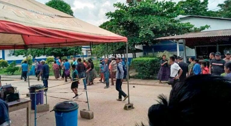 Un grupo de antivacunas secuestró por varias horas a personal de salud que los iba a inmunizar; casi acaba en tragedia