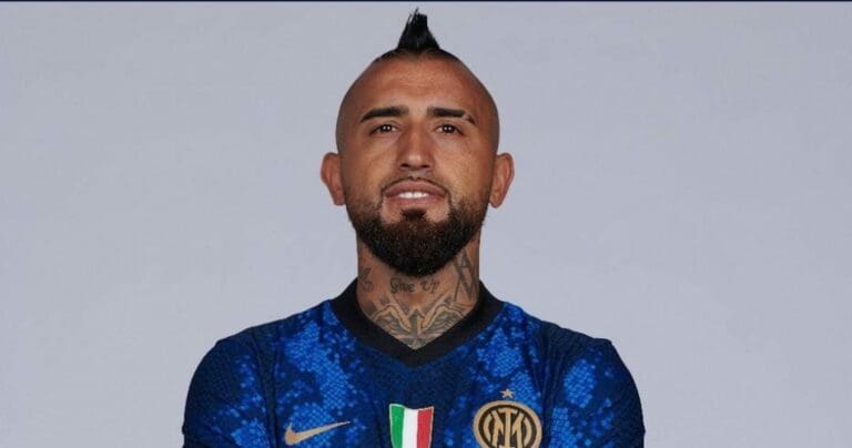 El jugador Arturo Vidal fue captado en estado de ebriedad intentando subir a un lujoso auto; hace años ya chocó así