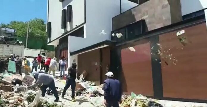 VIDEO: Trabajadores de limpieza llenan de basura casa del alcalde de Oaxaca por incumplir demandas