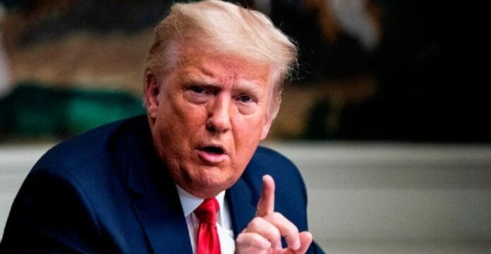 Mal y de malas Donald Trump. A sus derrotas políticas y escándalos, ahora se suma la baja de su fortuna. No debe estar contento