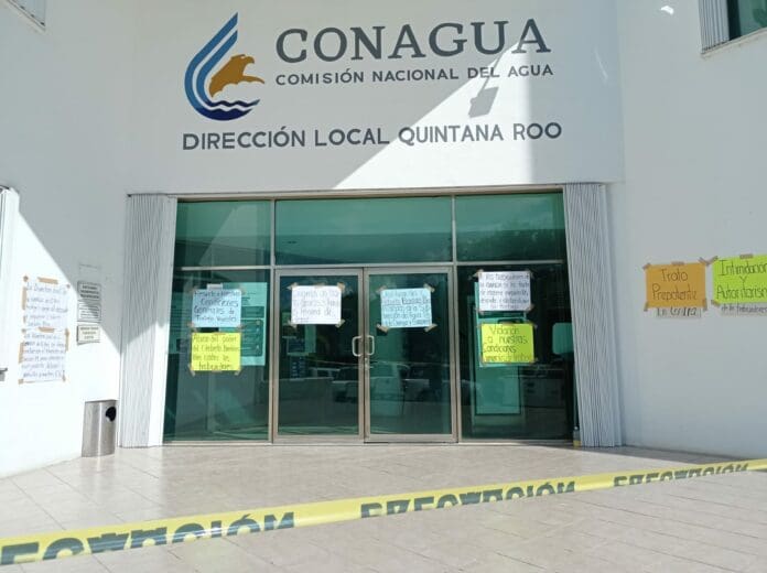 Por segundo día consecutivo trabajadores de Conagua de Chetumal mantienen tomadas las instalaciones en protesta