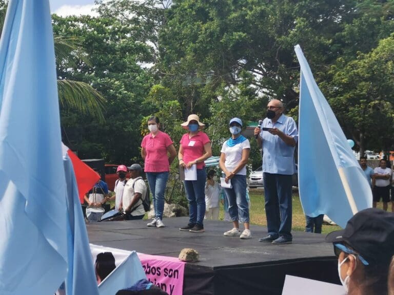 Grupos que están en contra del aborto se manifestaron este domingo en el kilómetro cero del bulevar Kukulcán de ZH