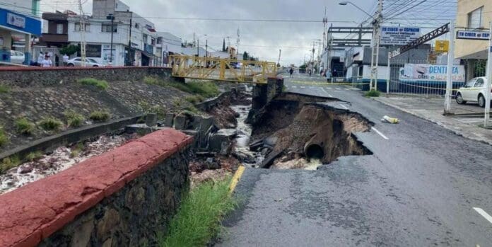 Un conductor perdio la vida luego que cayera con todo y su vehículo debido a los deslaves causados por lluvias