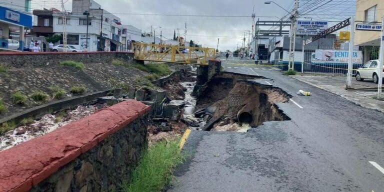 Un conductor perdio la vida luego que cayera con todo y su vehículo debido a los deslaves causados por lluvias