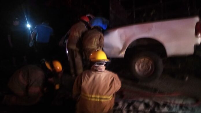 Choque frontal de camionetas en carretera federal 307 deja tres heridos