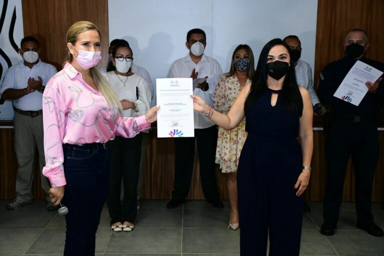 Lili Campos entrega primeros nombramientos a integrantes de su gabinete