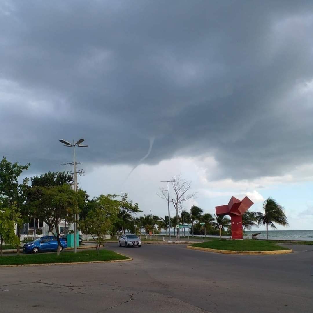 Captan tromba marina cerca de la bahía de Chetumal