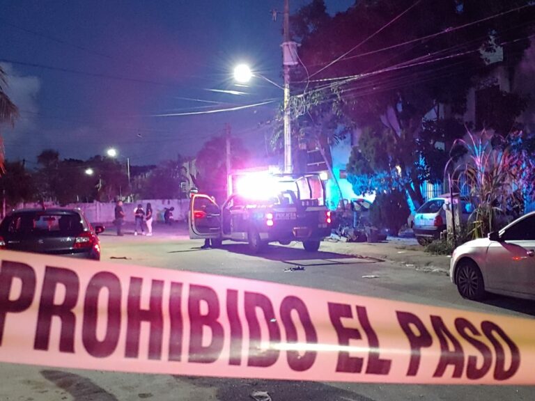 Balean a vendedor de tours en fraccionamiento de Cancún