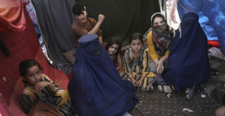 Niñas afganas confinadas en espera de que los talibanes las dejen estudiar