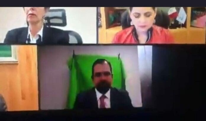 A un magistrado del Tribunal Electoral le falló el fondo durante su sesión y todos descubrieron su pantalla verde. Ve el momento