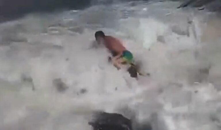 VIDEO: Mujer graba el momento en que su esposo pierde la vida arrastrado por las olas