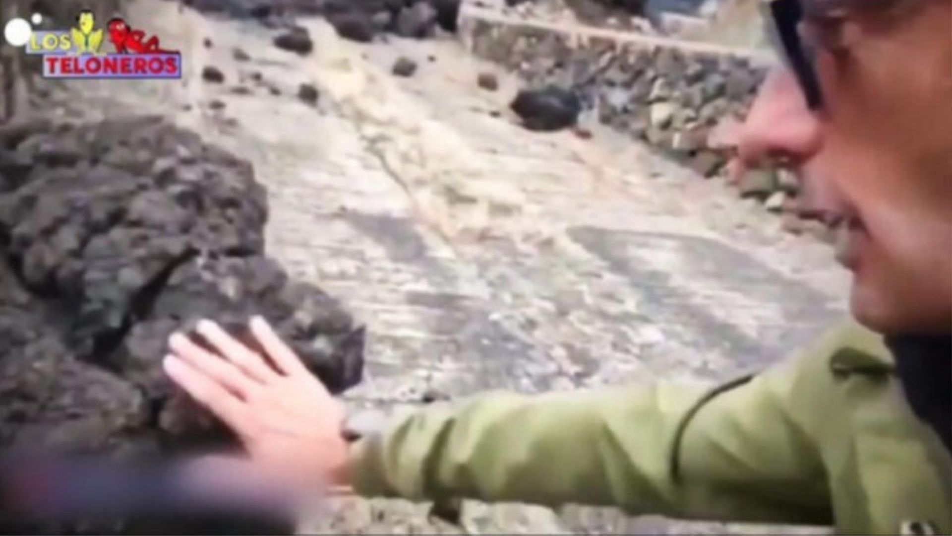 VIDEO: Periodista toca lava del volcán de La Palma en vivo y se quema la mano