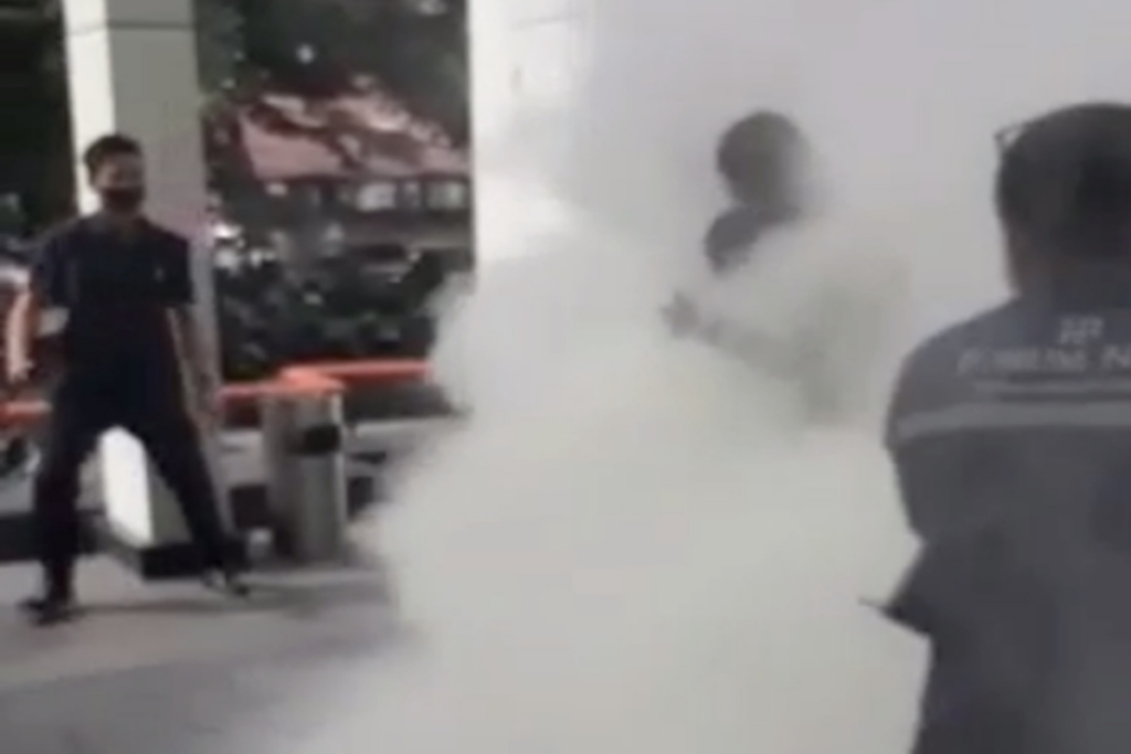 Refugiado afgano se roció con gasolina y se prendió en fuego frente a oficina de ACNUR en Indonesia